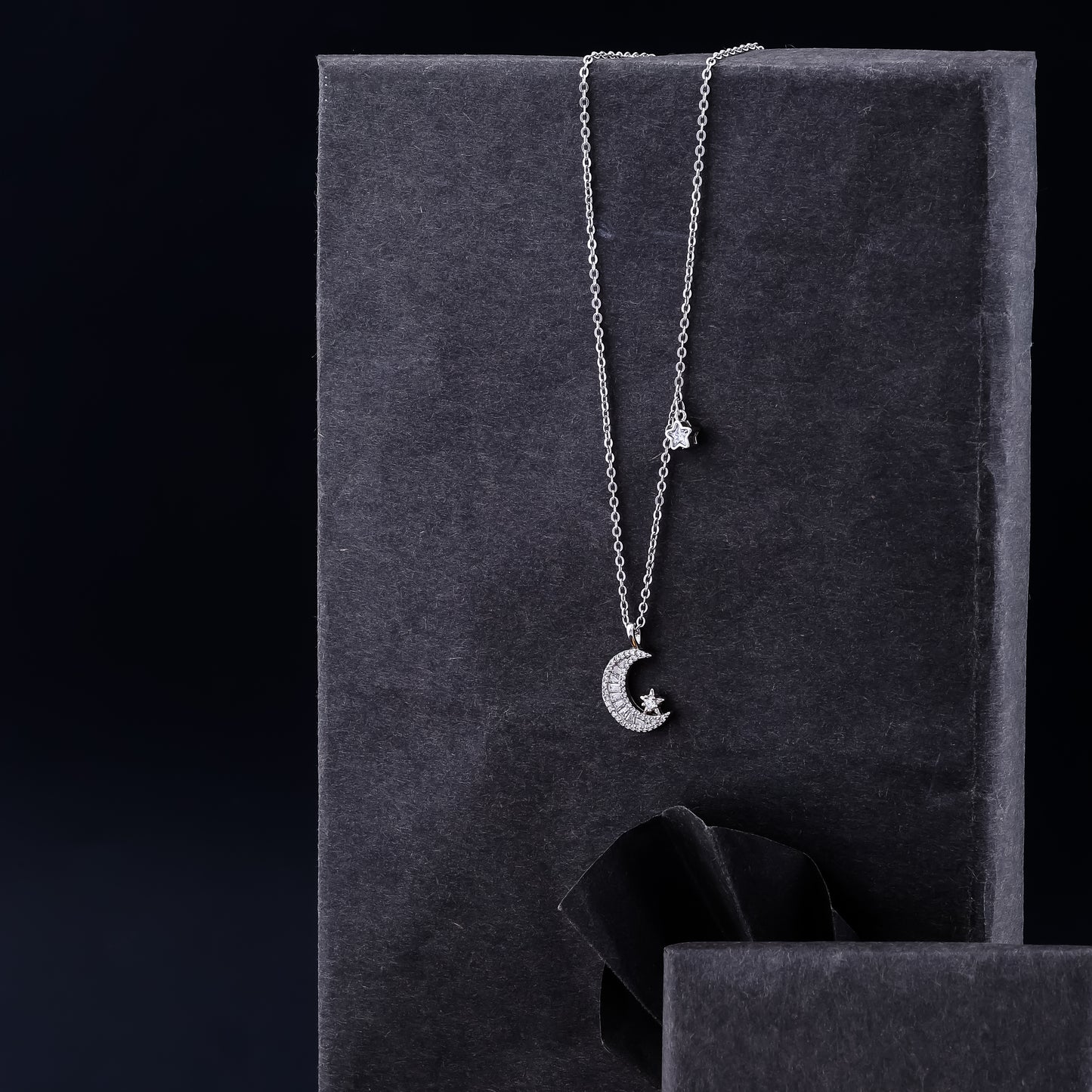 LUNA STAR DUST CHAIN PENDANT