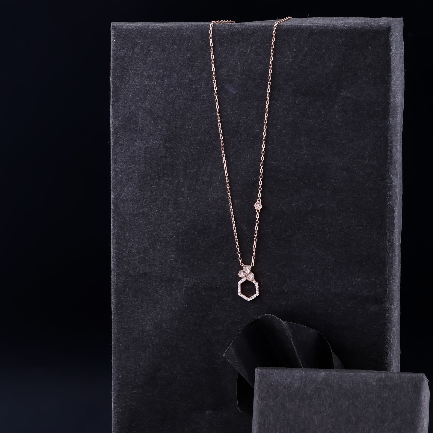 HONEYCOMB GLOW NECKLACE