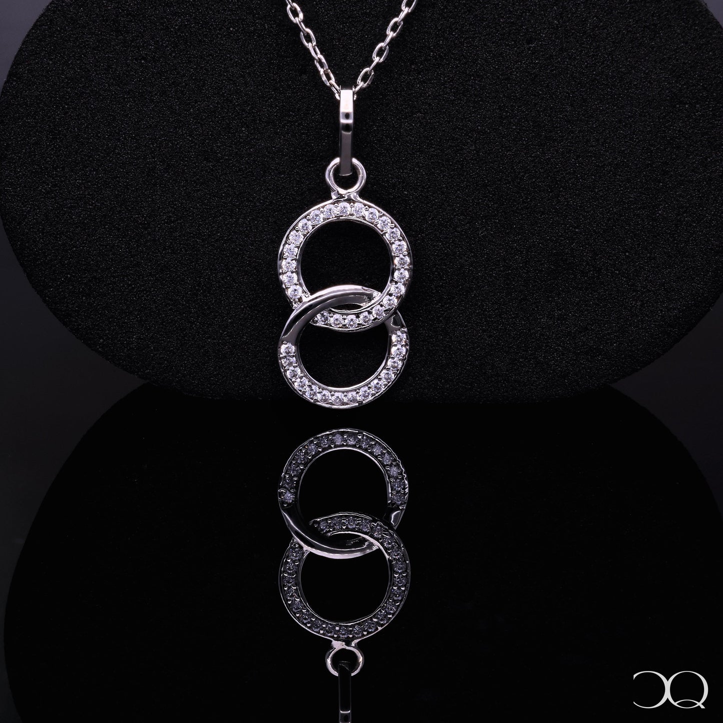 INTERLINKED CIRCLES CHAIN PENDANT