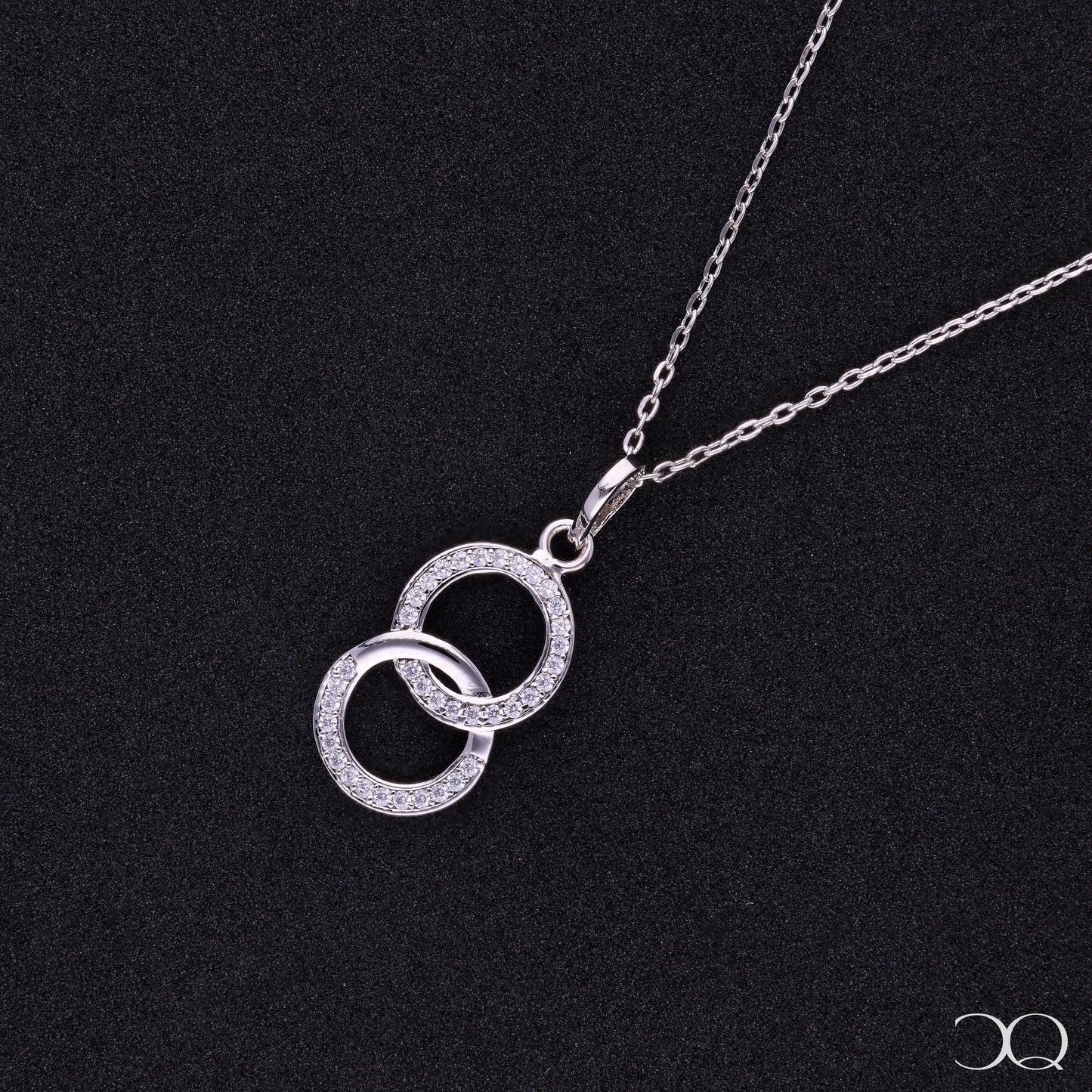 INTERLINKED CIRCLES CHAIN PENDANT